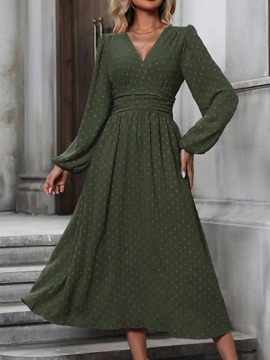 Vestido Largo con Cuello Diagonal, Pompones, Mangas Farol y Cintura Tableada